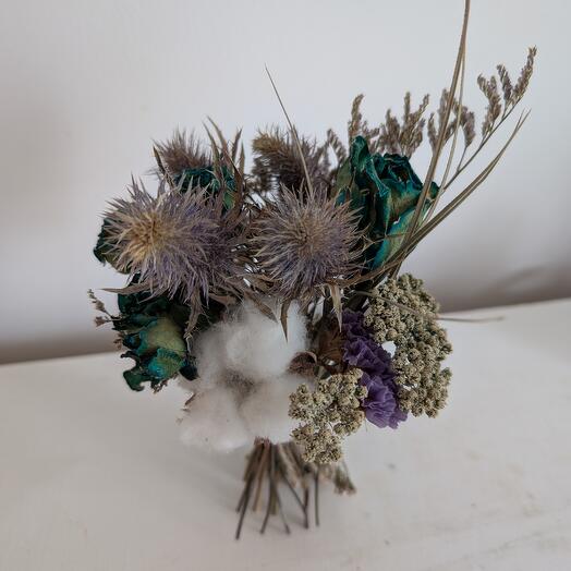 Букетик с синими розами и хлопком