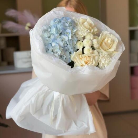 Французские розы с гвоздиками и клубникой в шоколаде