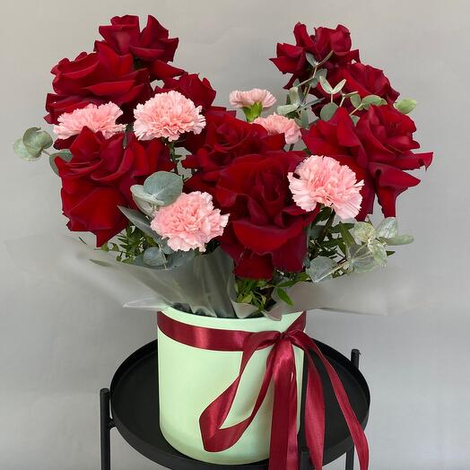 Бокс средний с французской розой и диантусами