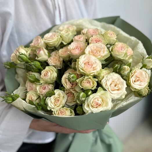 Нежный букет из кустовых розочек