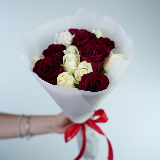 Микс из 15 красных и белых роз