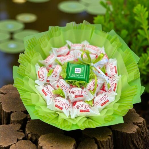 Букет с raffaello и Ritter sport яркий дизайн
