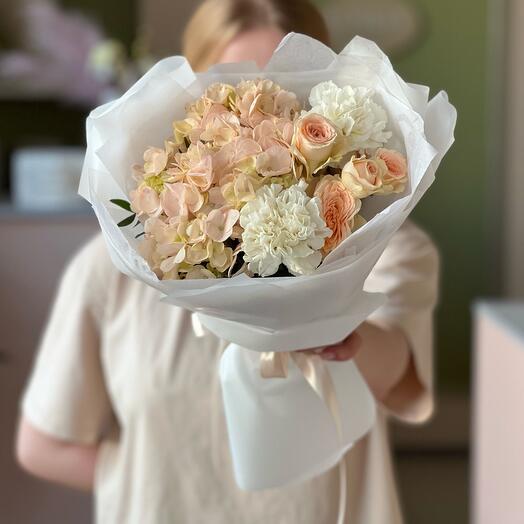 Мини-букет с гортензией и пионовидной розой