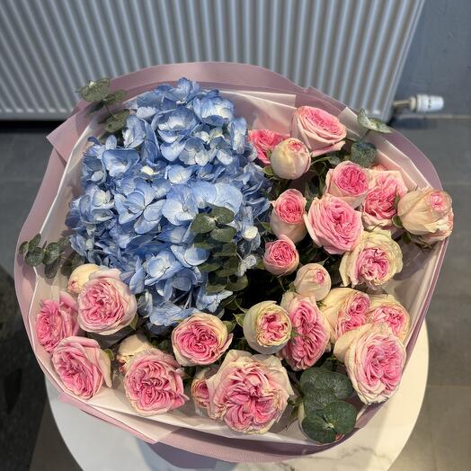 Нежный букет из гортензий и кустовой розы