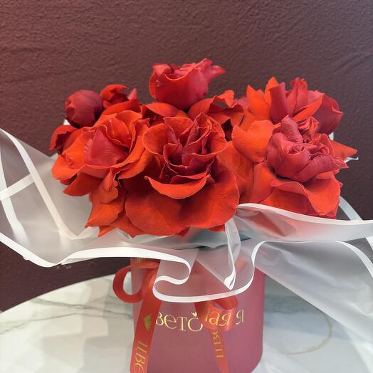 Букет в коробке из красных французских роз