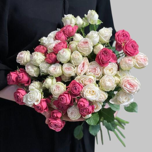 Букет из 15 пионов. кустовых роз