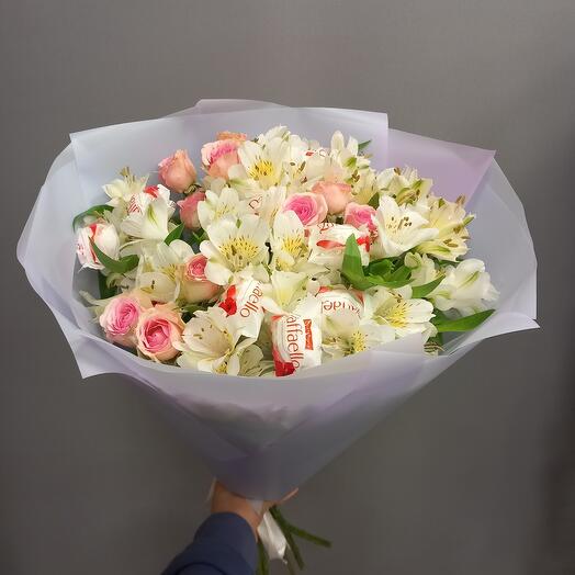 Букет конфеты с кустовой розой и альстромерией