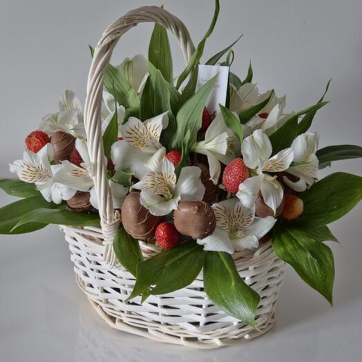 Композиция из клубники в шоколаде, альстромерий и рускуса "Райский сад"