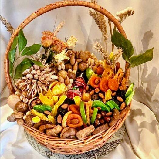Корзина с орехами и сухофруктами