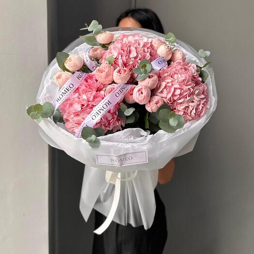 Нежный евробукет из гортензий и пионовидных кустовых роз