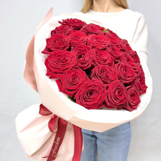 Букет 25 красных роз "Наоми" + упаковка