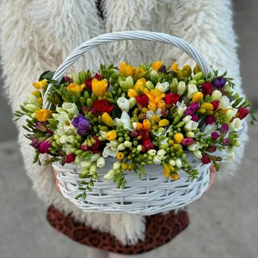 Корзина с фрезией