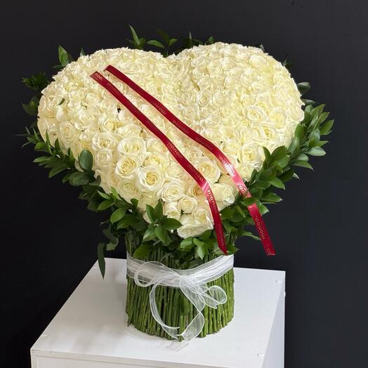Сердце из белых роз