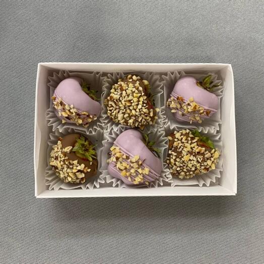 Клубника в молочном и сиреневом шоколаде