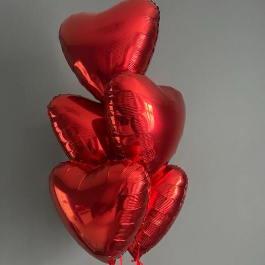5 красных сердец с гелием