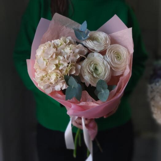 Нежный букет с  персиковой гортензией и ранункулюсами