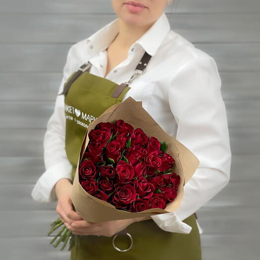 Красные розы в крафте 17 шт Кения 40 см