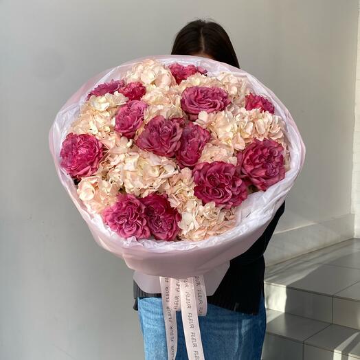 Букет с гортензией и пионовидными розами 💕🌺💕