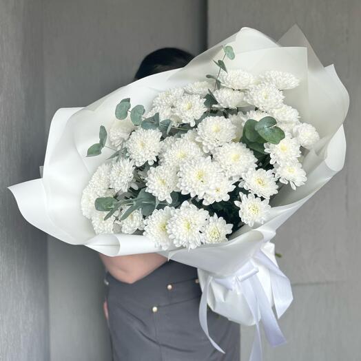 Букет из белых кустовых хризантем (Алтай) с эвкалиптом  🌿