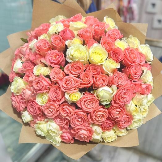 Букет из 101 розовой и белой розы в крафте🎀