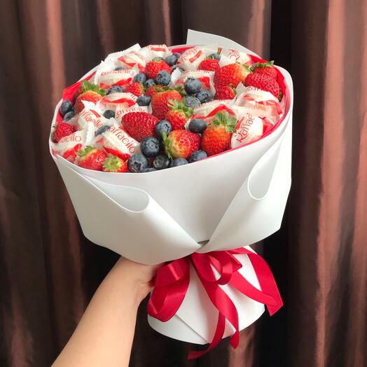One love (Ягодный букет с конфетами raffaello)