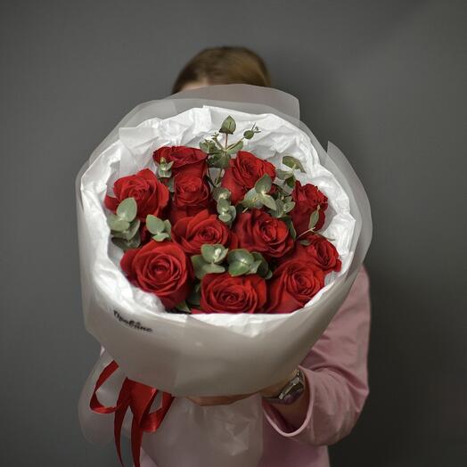 Букет с красными розами и эвкалиптом