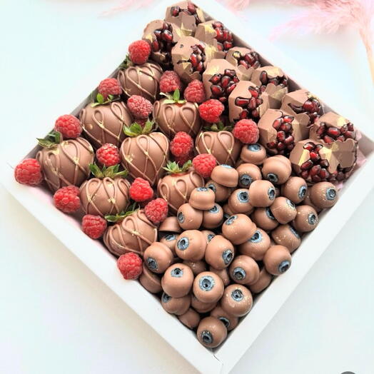 Клубника ,голубика и гранат в шоколаде «Premium strawberry»