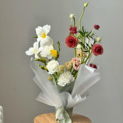 Композиция из ранункулюсов, фрезий, эустомы, тюльпанов, стильная