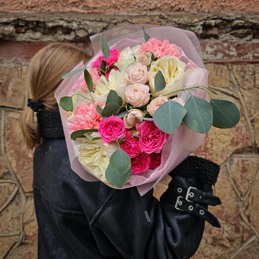 Авторский букет "Ягодный зефир"роза,кустовые розы,диантус