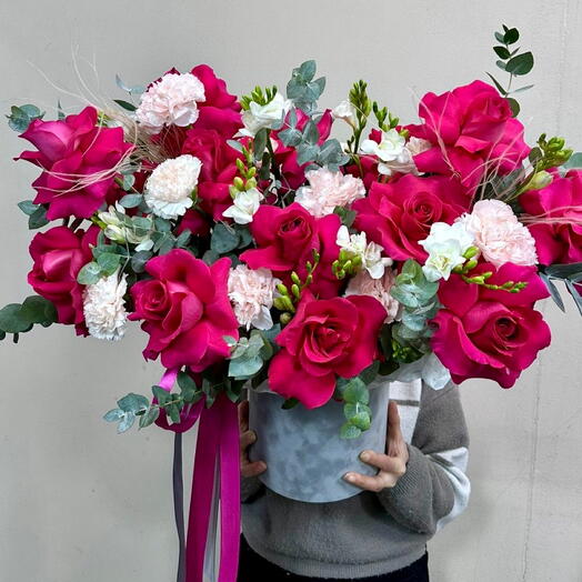 Французские  яркие розовые розы , диантус в бархатной коробочке 💕