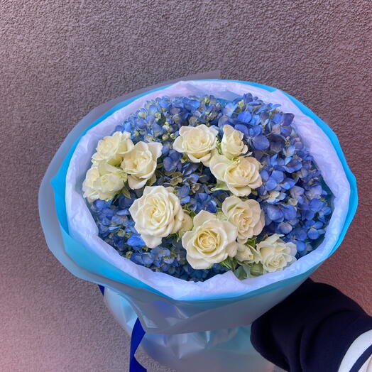 Букет из гортензий и кустовых роз