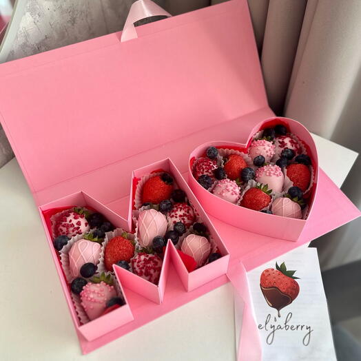 Коробка «М 💗» с клубникой в шоколаде и голубикой Premium