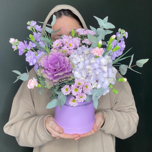 Цветы в сиреневой коробке