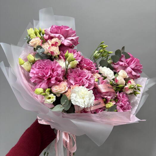 Букет гигант с французской розой, эустомой, диантусами и кустовой розой