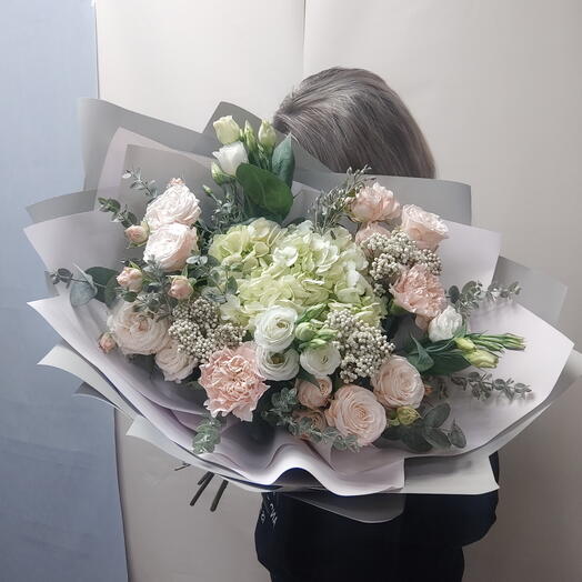 Букет из озатомнуса, эвкалипта, кустовой пионовидной розы, эустомы, гортензиии