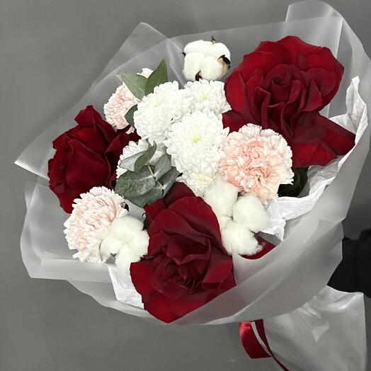 Букет из французской портовой розы, кустовой хризантемы, и Dianthus