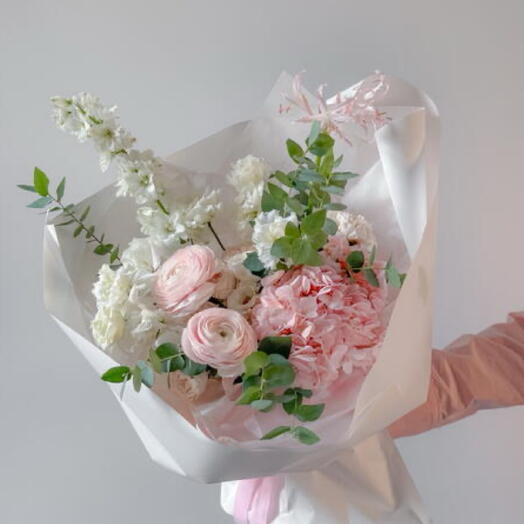 Нежный букет среднего размера c гортензией и ранункулюсами
