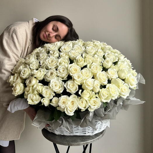 Корзина  из 151 белой розы