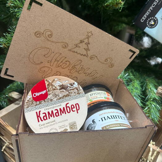 Подарочный бокс с сыром и паштетом в подарок коллеге, другу на новый год