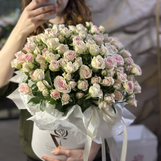Композиция из 17 кустовых роз