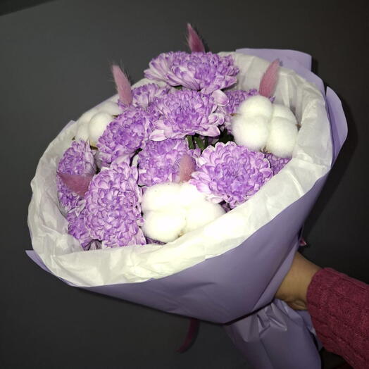Букет из кустовых хризантем с хлопком и лагурусом