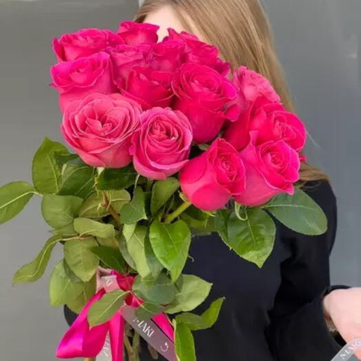 15 малиновых роз