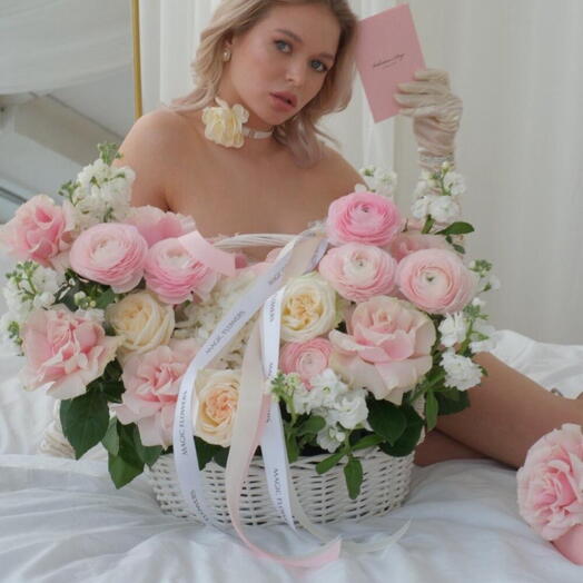 Корзина с эксклюзивными цветами Love is here