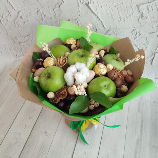 Букет с орехами и яблоками