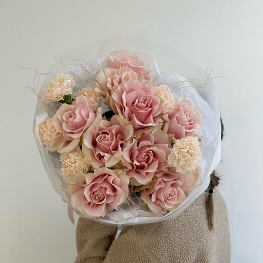 Букет из французских роз с диантусами и пушистым ковыль