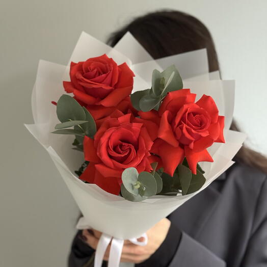 Букет из 3 красных французских розы с эвкалиптом, букет 500