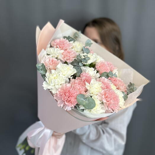 Букет из 25 диантусов с эвкалиптом