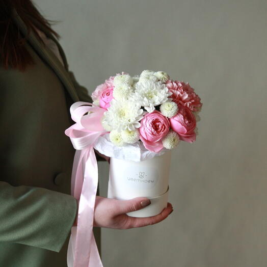 Композиция в шляпной коробке с пионовидными розами, диантусами и хризантемой