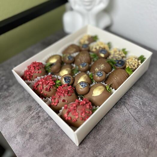 Подарочная коробка с клубникой в молочном шоколаде
