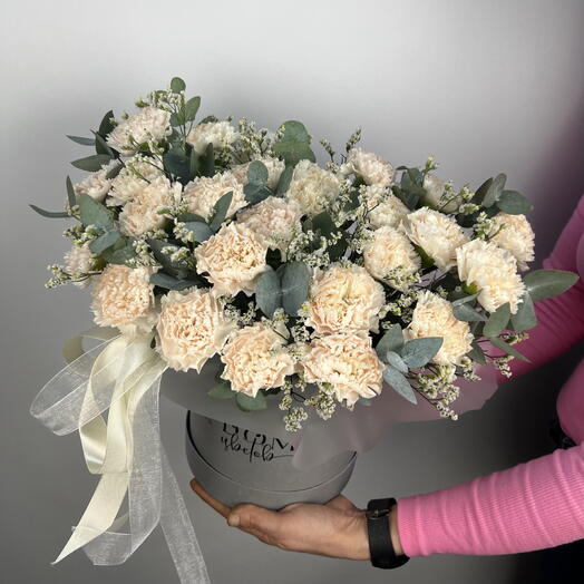 Коробка с нежными диантусами,лимониумом и эвкалиптом